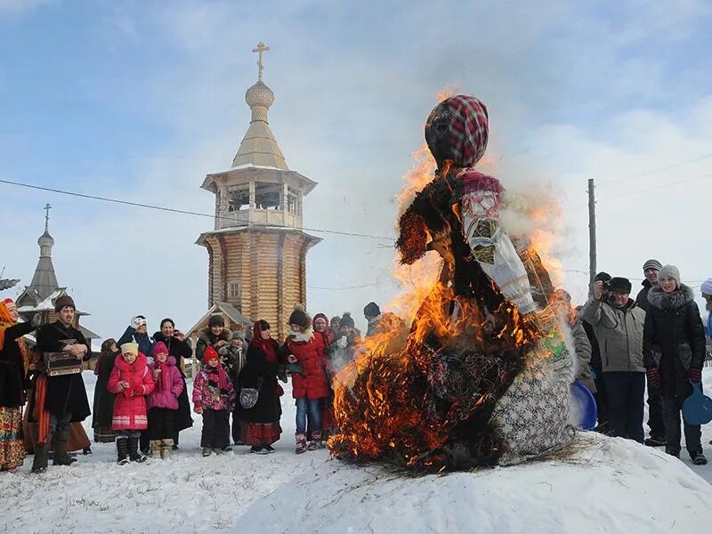 Проводы зимы в омске. Масленица в Омске. Конкурсы на Масленицу. Масленица около храма. Сибирская Масленица.