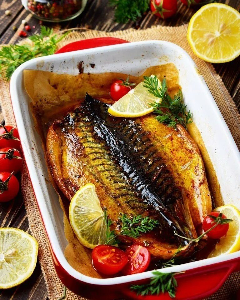 Море вкусного рыба. Скумбрия кусочквмизапеченная. рыба скумбрия запеченная. лакедра на гриле. скумбрия запеченная в духовке.