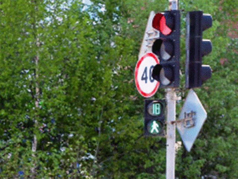 Светофор пенза. С 8 марта светофор. Светофоры в мире. Светофор фото. Памятник светофору в пензе.