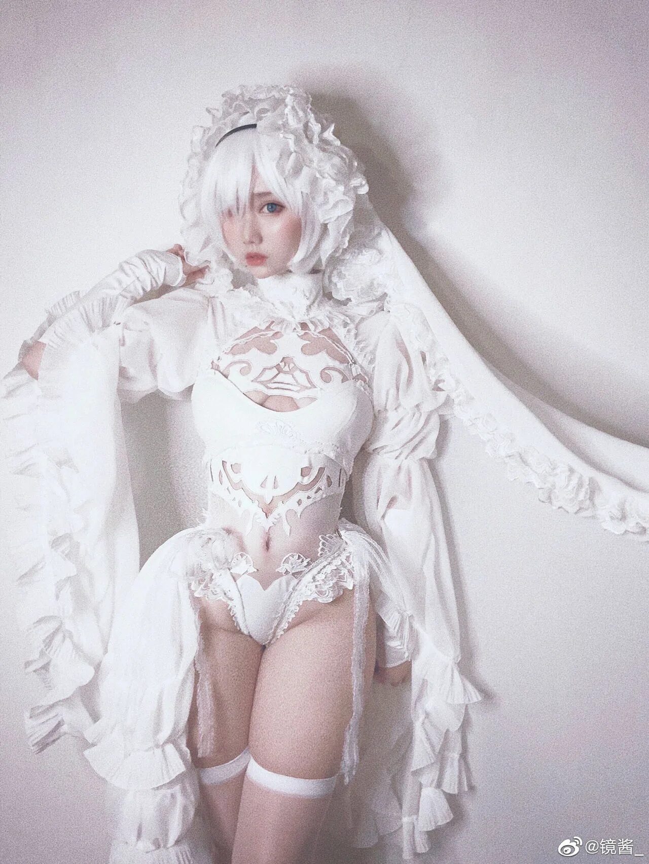 White cosplay. Белые чулки косплей. Косплей в белье. Косплей в белых колготках. Косплей женщина в белом.