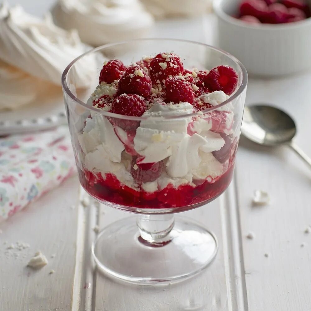 Eton mess десерт. Итон месс. Ягоды со взбитыми сливками. Взбитые сливки с ягодами. Фруктовые десерты.
