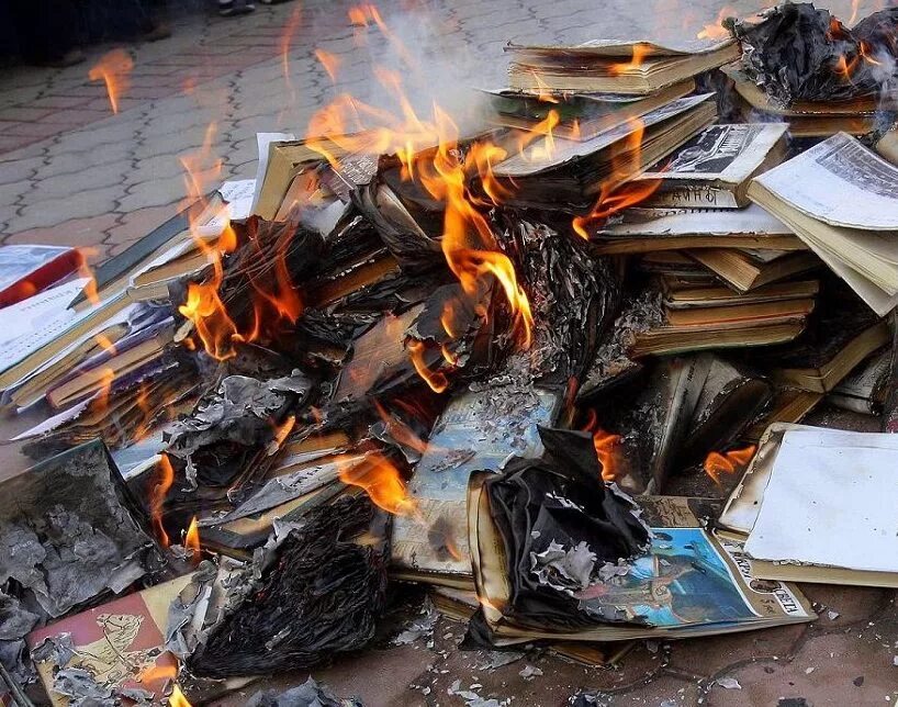 горящая книга. жжет книги. жжет книги. книга с огнем. жжет книги.