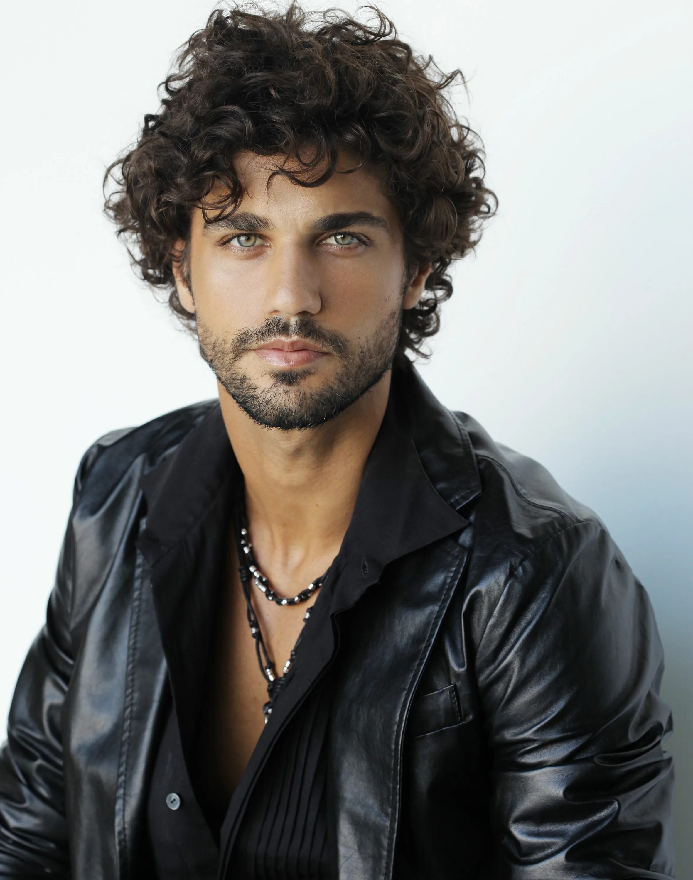 Серхио карвахаль male model. Марио симарро вторая жизнь. Йон гонсалес. Почему испанец. Почему испанец.