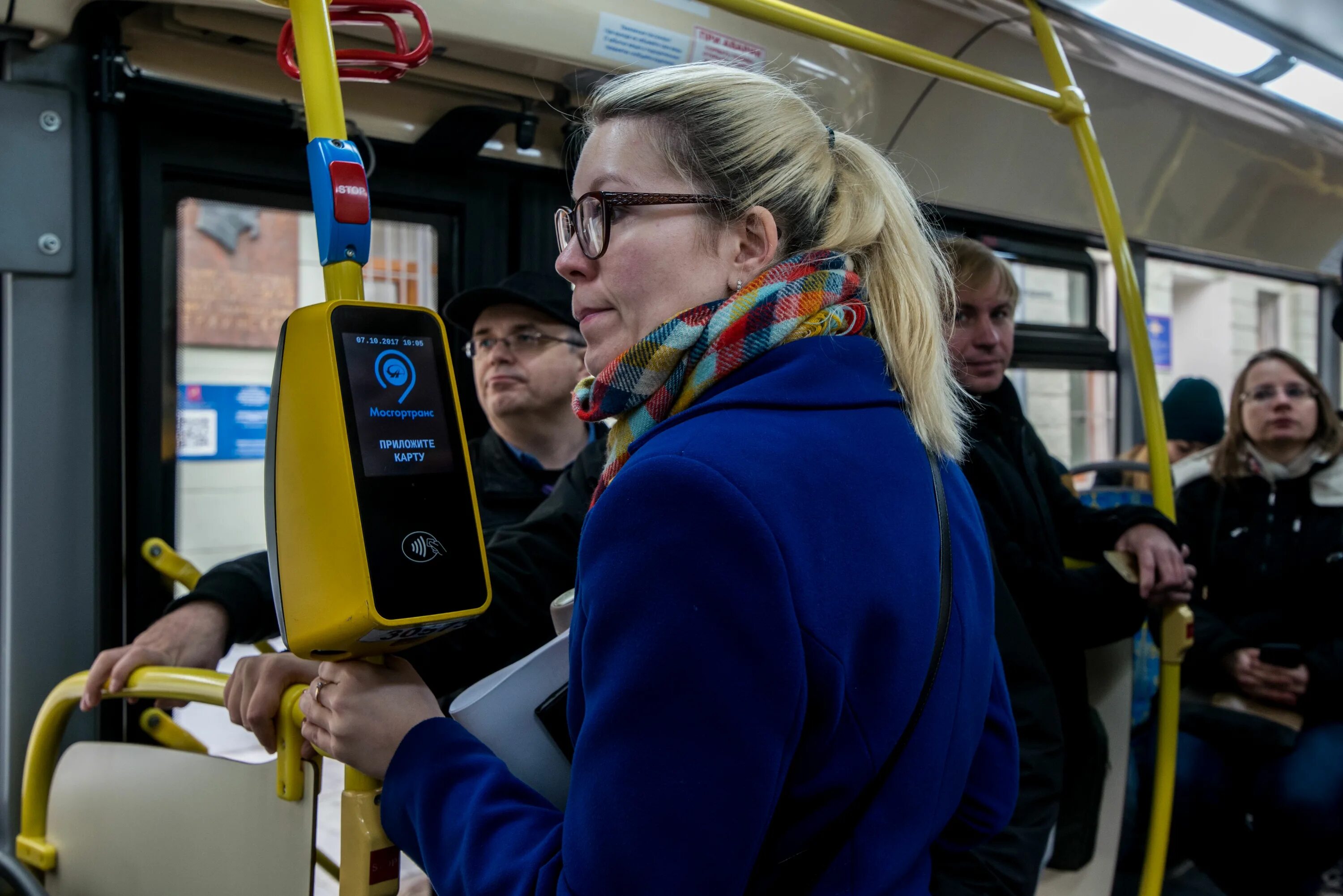 Оплата телефоном в автобусе. Валидатор Мосгортранс. Валидатор в автобусе Мосгортранс. Валидатор Мосгортранс электробус. Валидатор в Московском транспорте.