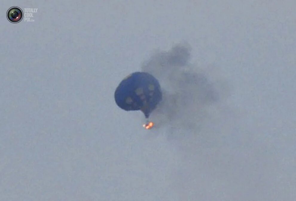 Падение воздушных шаров. Катастрофа воздушного шара. Воздушный шар горит. Воздушный шар сгорел. Воздушные сгоревшие шары.