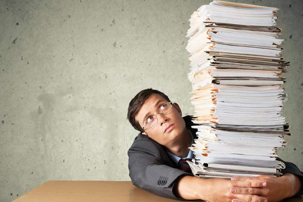 Человек с кучей бумаг. Сон много бумаг. Студент с кучей бумаг. Спит в куче бумаг. Переутомление и недосыпание.