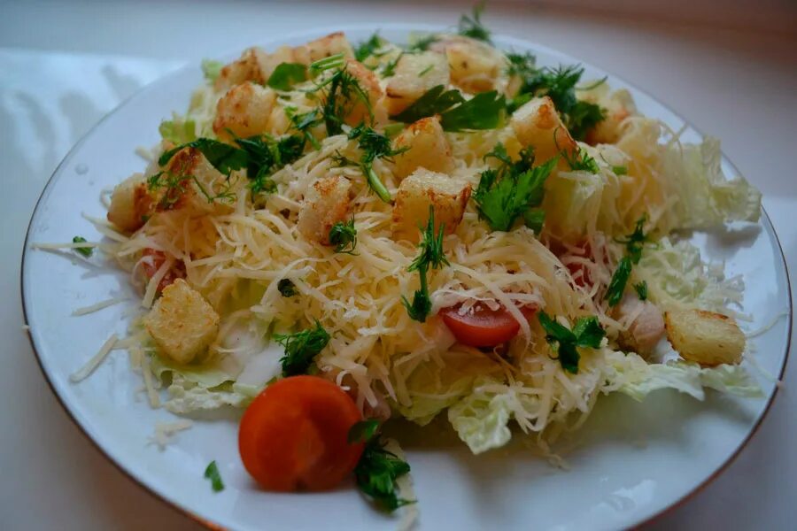 Салат с капустой сухариками и грудкой. Салат из пекинской капусты с курицей. салат цезарь с пекинской капустой. салат цезарь из пекинской капусты. салат цезарь с курицей и сухариками с пекинской капустой и помидорами.