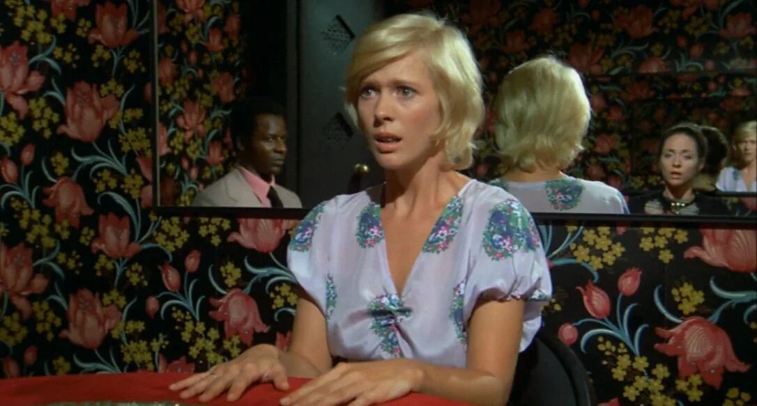 Мимзи фармер. Красивые духи. Постер il profumo della signora in nero 1974. Туалетная вода guerlain la petite robe noire. Духи на темном фоне.