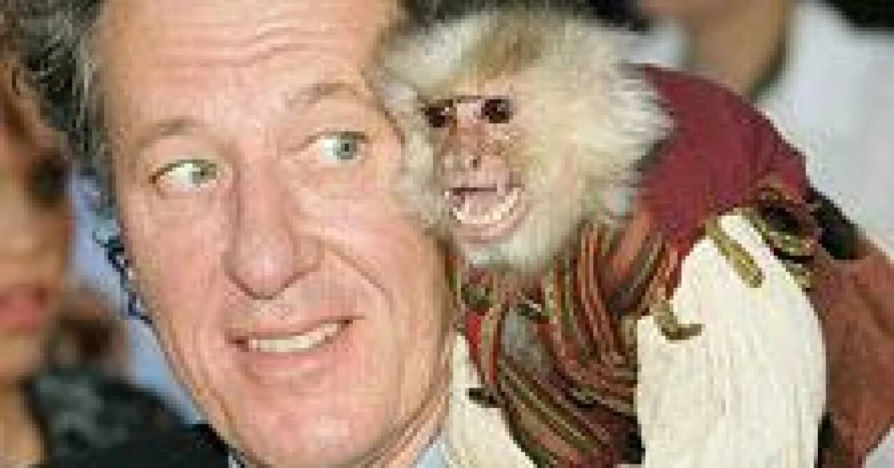 Обезьяна джек. Джеффри Раш Барбосса и обезьяна. Джеффри Раш с обезьяной. Мартышкин актер.
