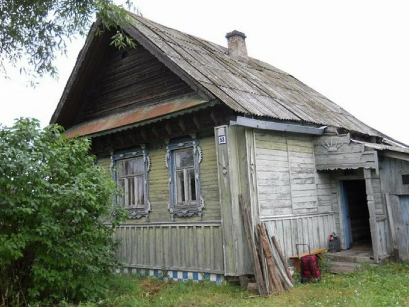 Старый деревянный дом. Деревенский домик. Старый деревянный домик. Старые Деревенские дома. Работа и жилье в деревне