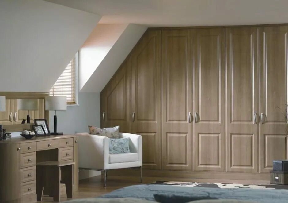 Мансардные двери раумплюс. Встроенные шкафы на мансарде. Шкафы в мансардной комнате. Шкаф на мансарде. Встроенные шкафы на мансарде.