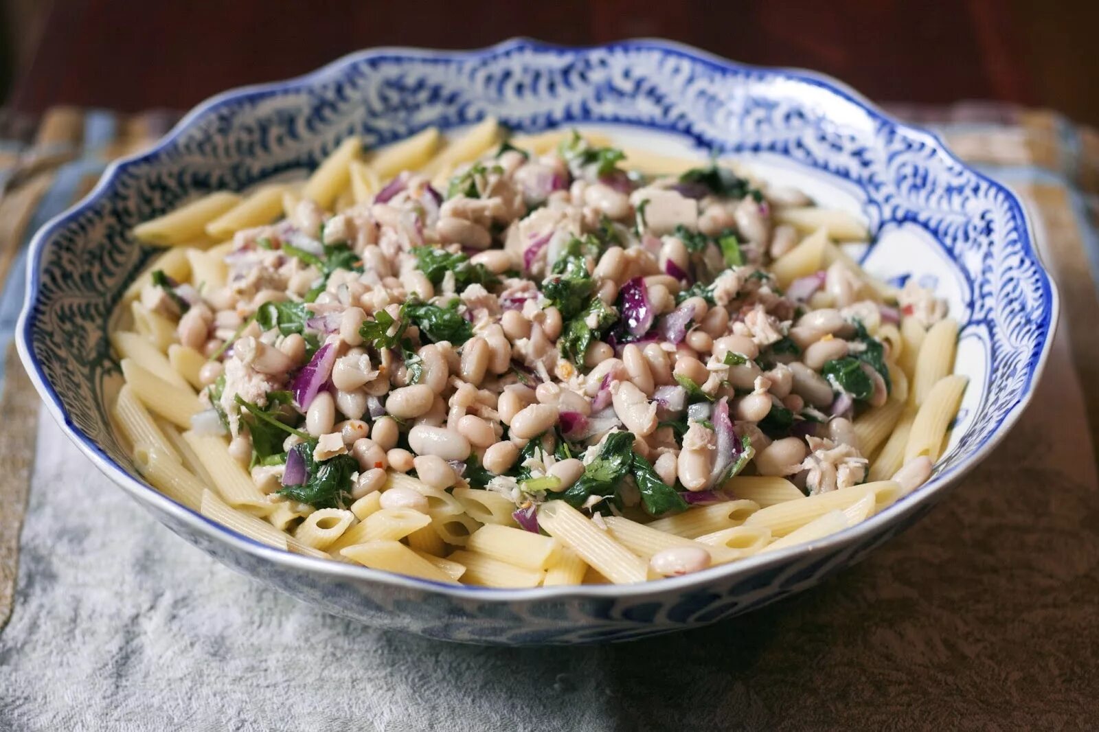 Макароны с фасолью. Макароны с консервой. салат с фасолью и макаронами. макароны с рыбными консервами. спагетти с фасолью консервированной.