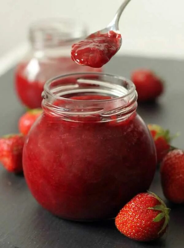 Желе из клубники на зиму. Клубничное желе рецепт на зиму. Желатин для варенья из клубники. Желейное варенье из клубники. Клубничное желе.