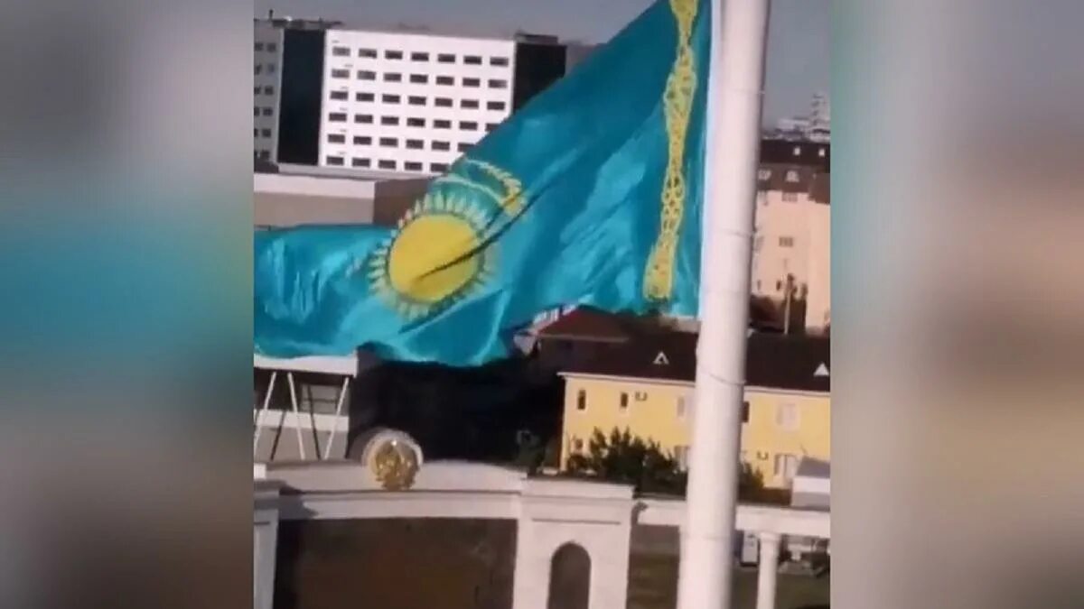 Один из самых высоких флагштоков в Казахстане открыли в Атырау