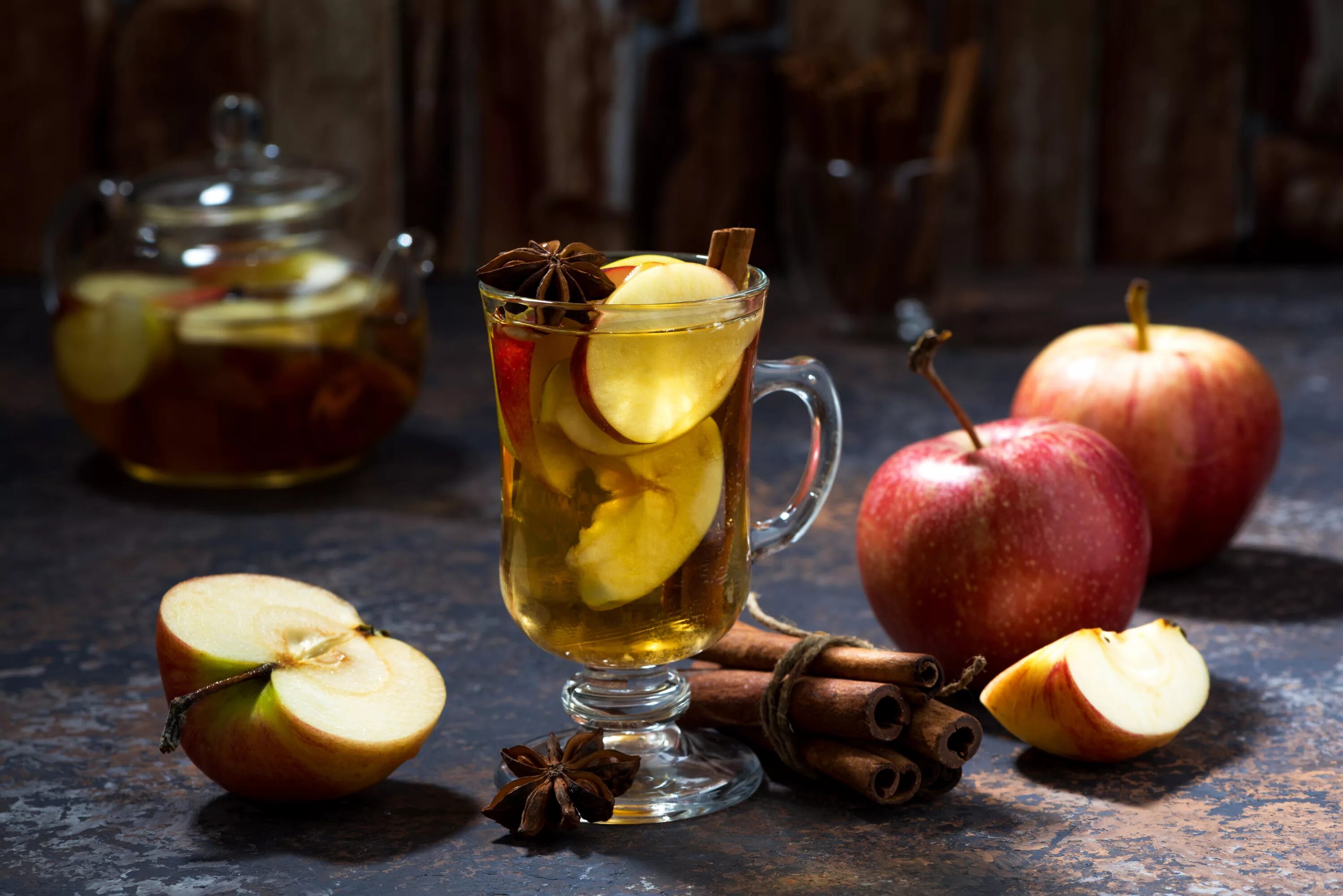 Чай с яблоком и корицей. Яблочный глинтвейн безалкогольный. Чай с фруктами. Яблоко и корица напиток. Пряный сок