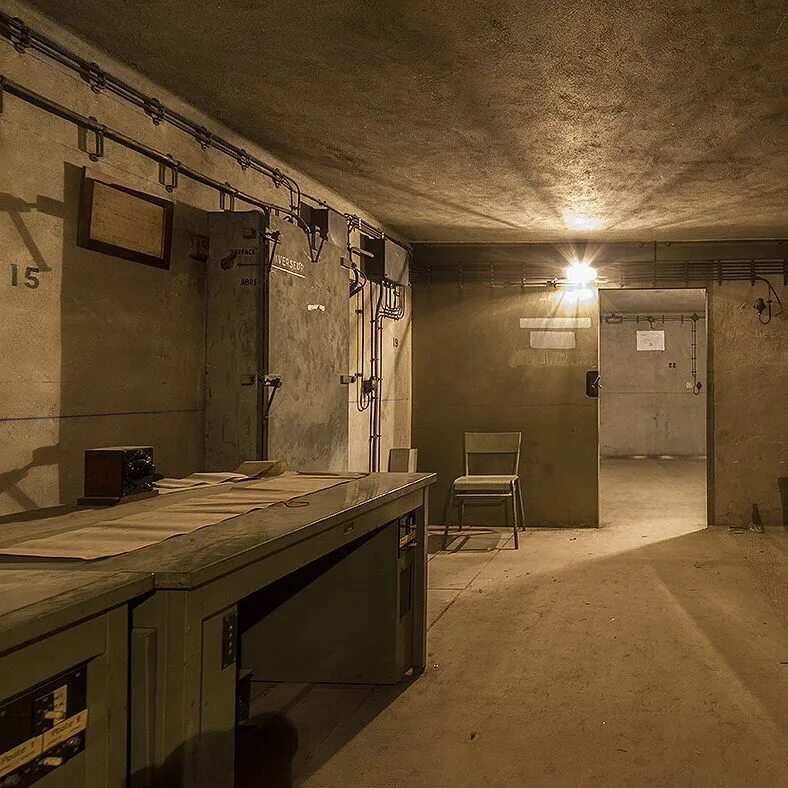 Семья живущая в бункере. Комната в бункере. Комната в бомбоубежище. Заброшенное бомбоубежище. Бункер помещение.