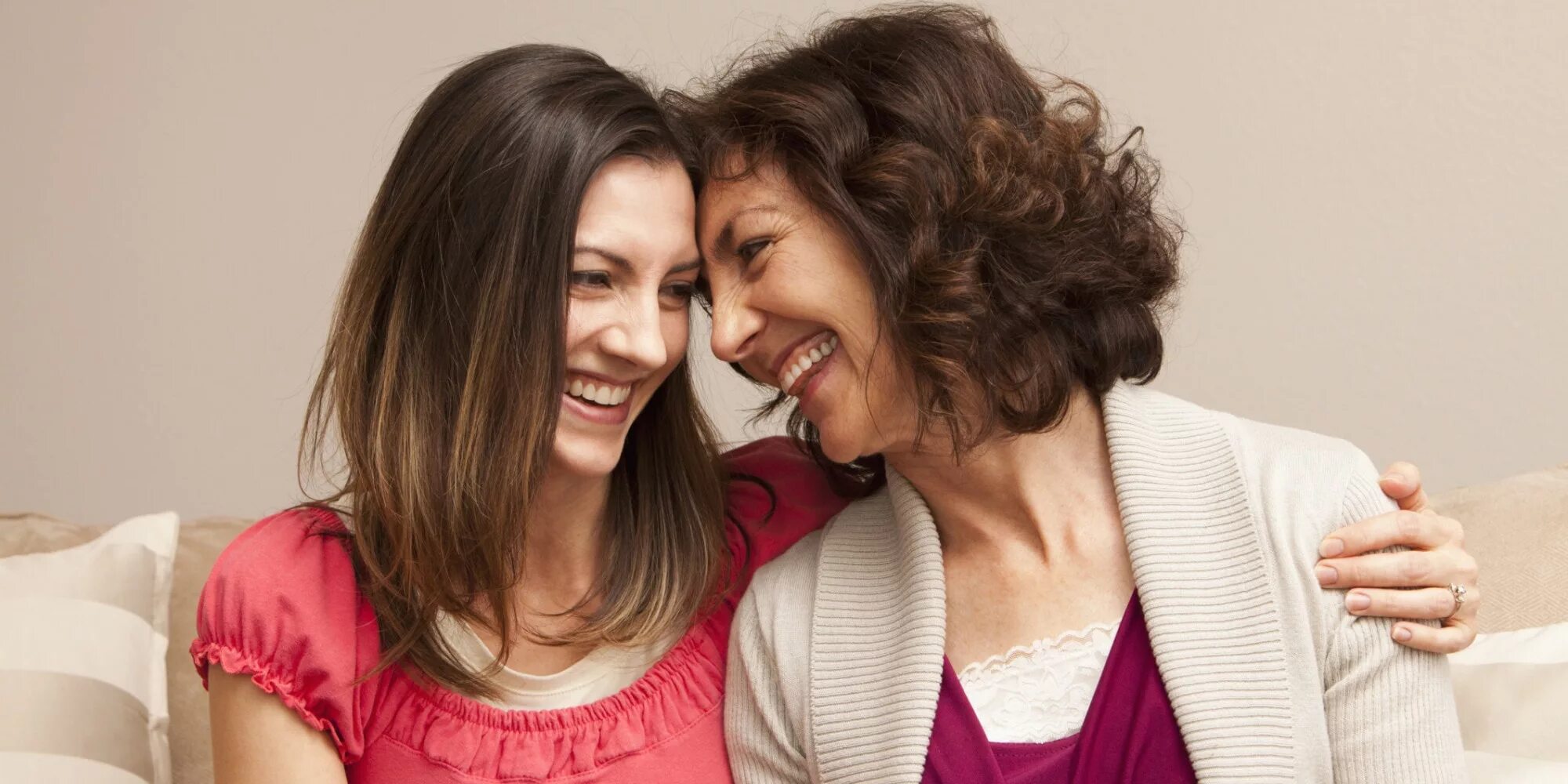 Mommy makes. Взрослая женщина смеется. Мама смеется. Мать и дочь смех. Хорошие отношения с мамой.