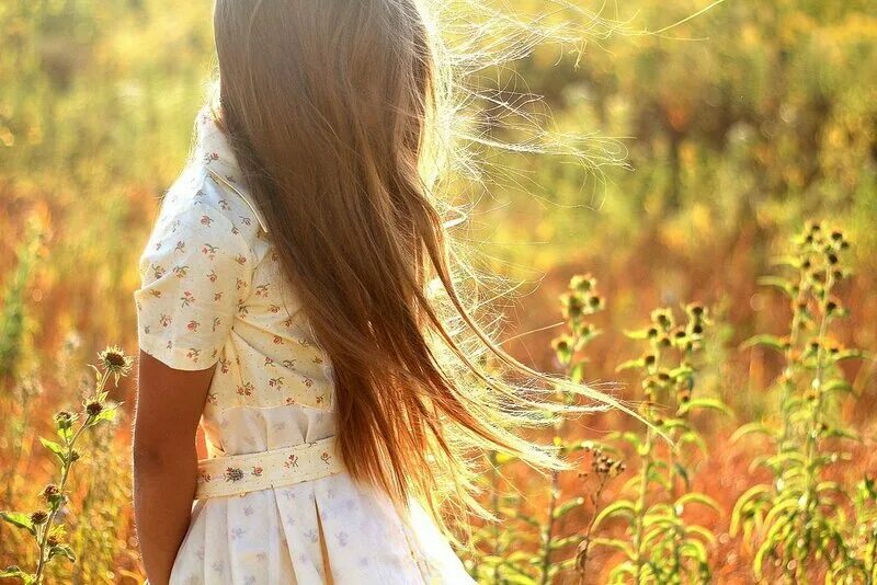 девушки 15 лет со спины. девочки лет со спины. девочки лет со спины. девушка с темными волосами. девушка со спины.