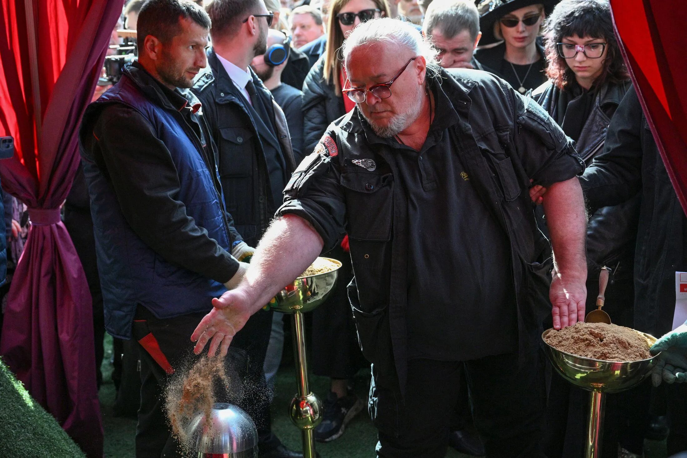 Отец навального на похоронах. Похороны Вячеслава Зайцева модельера. Похороны Зайцева похороны Вячеслава.