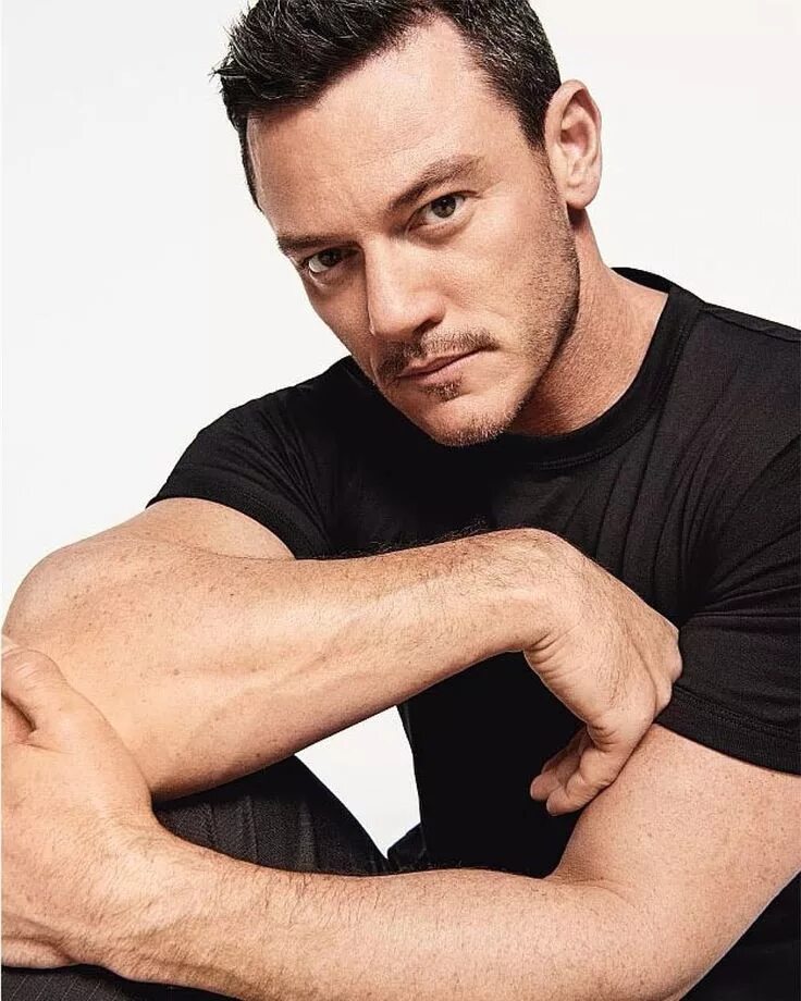 Luke evans. Люк Эванс. Люк Эванс фото. Люк Эванс Luke Evans. Джейсон Айзекс.