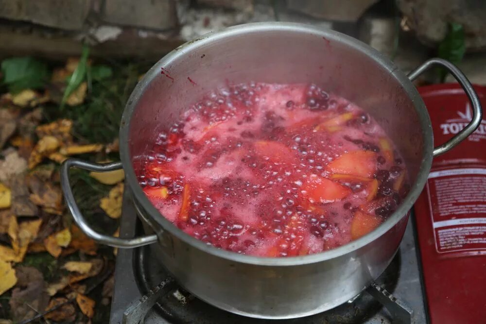 Кипит русский. Суп в кастрюле. Кастрюля для варенья. Компот в кастрюле. Борщ в кастрюле.