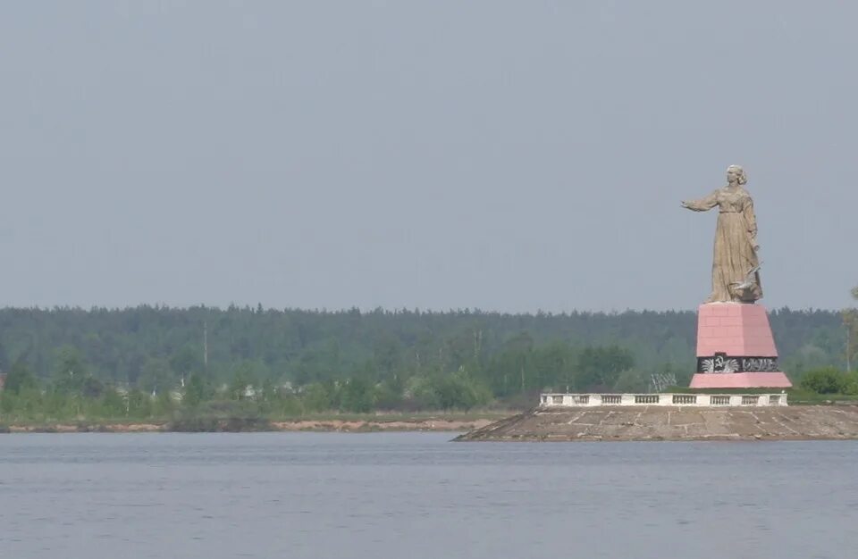 Памятник в Рыбинске за шлюзами. Волга-мать на Рыбинском водохранилище картинки. 8 бакен рыбинское