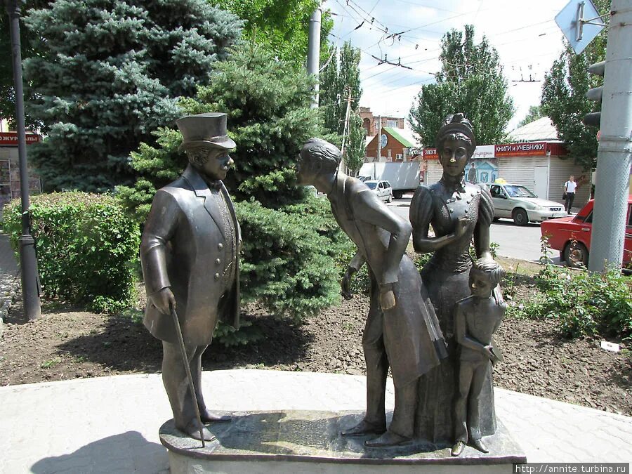 Толстой таганрог. Скульптурная композиция «толстый и тонкий» таганрог. Памятник фаины раневской в таганроге. Памятники в таганроге персонажам чехова. Скульптура толстый и тонкий в таганроге.