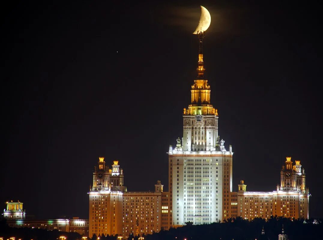 Мгу света. Ночной МГУ Москва. Москва МГУ ночью. Москва шпиль МГУ. Бауманка шпиль МГУ.