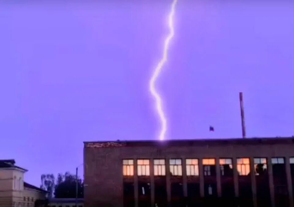 Новости молния срочно сегодня. Срочная новость молния. Гроза в Смоленске. Новсоть молния. Молния новости срочно.