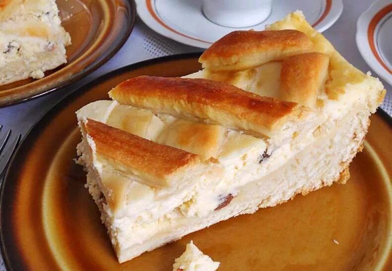 дрожжевой пирог с творогом в духовке. пирог с творогом из дрожжевого теста. пироги из дрожжевого теста. выпечка из дрожжевого теста с творогом. варшавские пирожки с творогом.