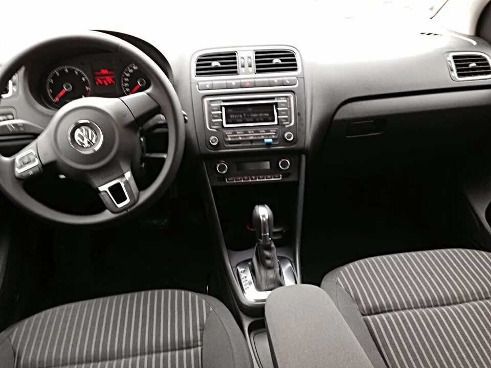 Купить фольксваген поло автомат. Фольксваген поло 2013 комплектации Highline. Volkswagen Polo sedan 2012 салон. Volkswagen Polo sedan 2013 салон. Фольксваген поло седан 2013 салон.