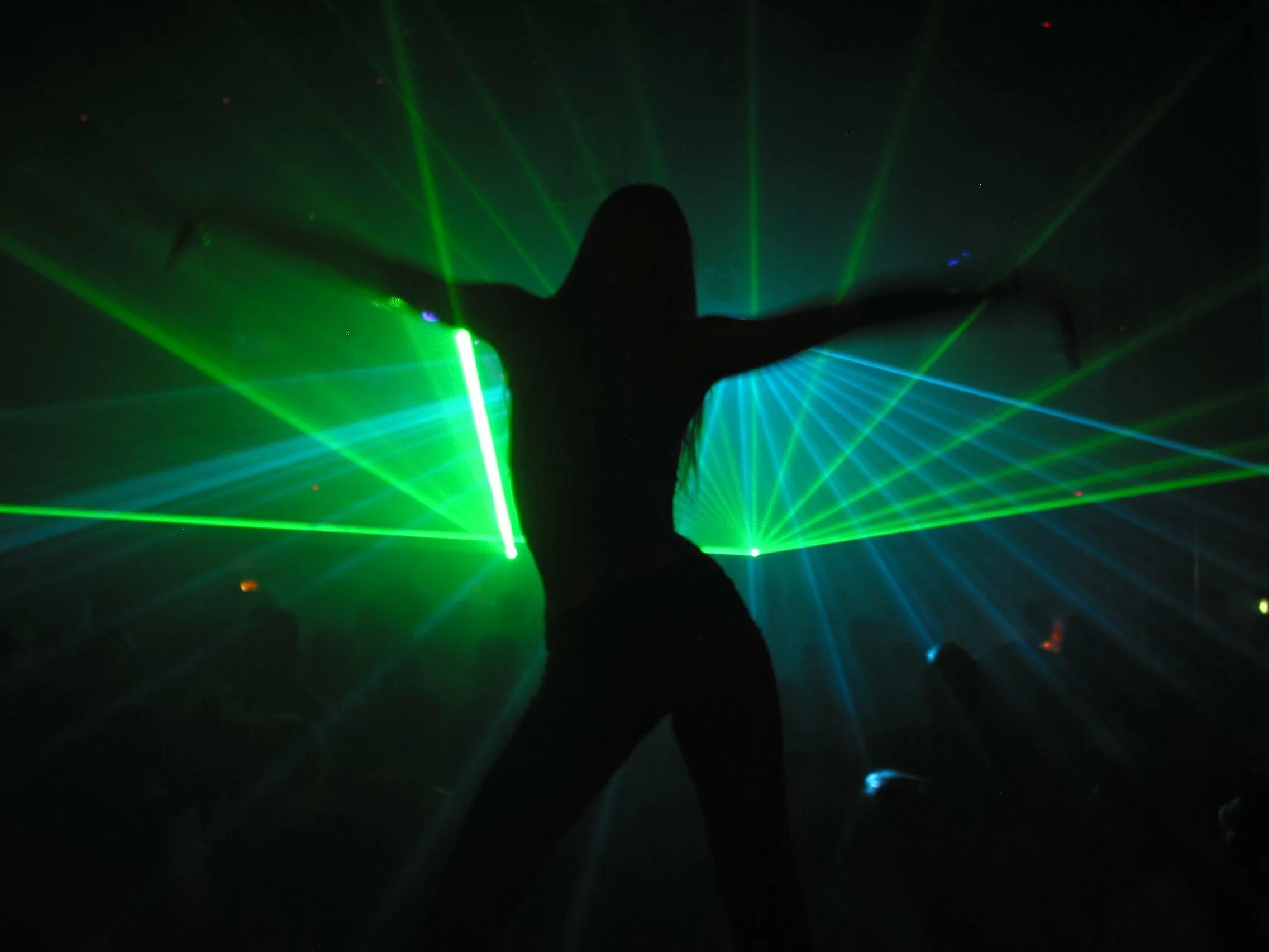 Включи дискотеку света. Девушка танцует в клубе. Девушка танцует в темноте. Девушка на танцполе. Клубные картинки.