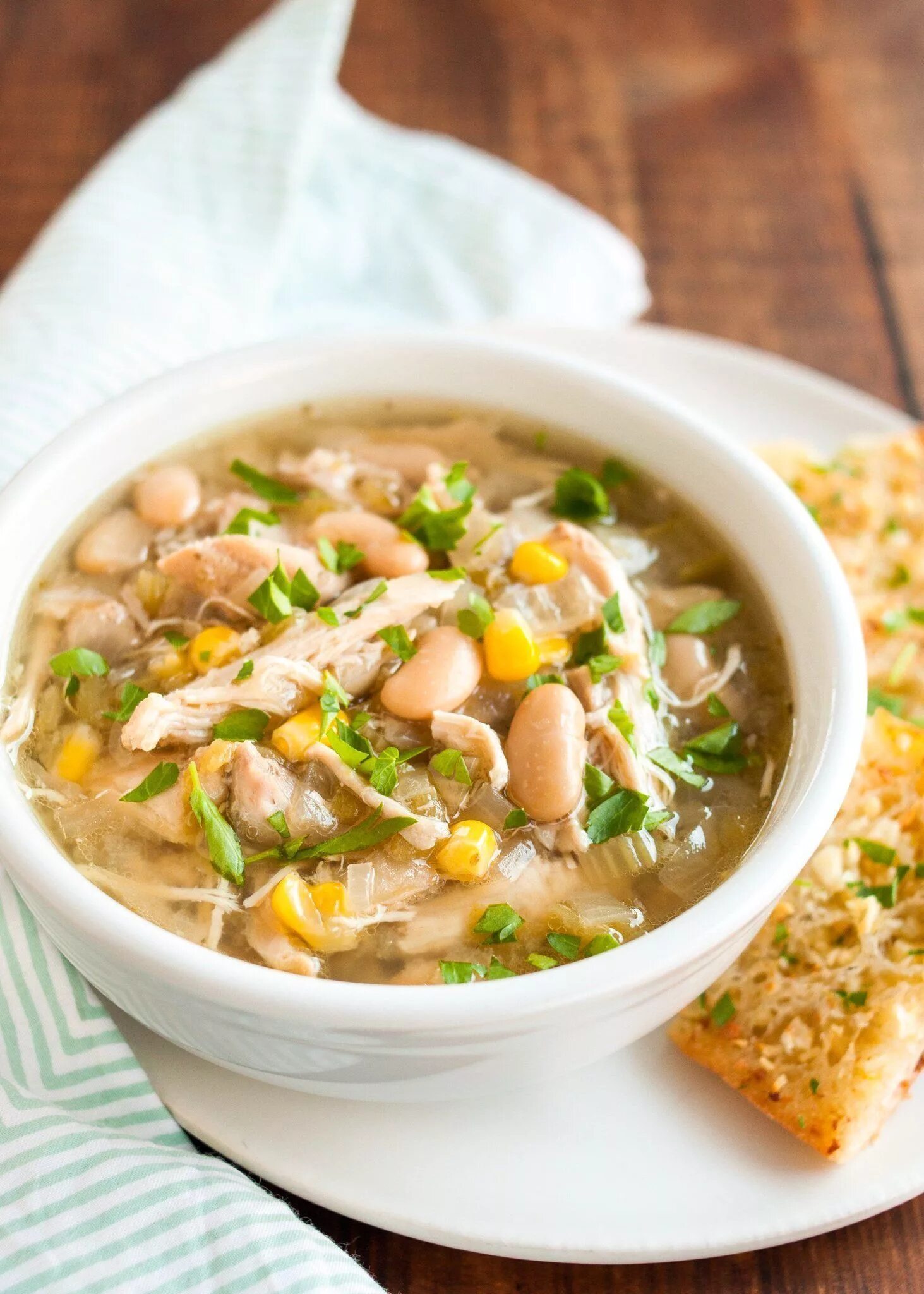 Фасолевый суп в словакии. Фасолевый суп без мяса. Суп фасолевый из консервированной фасоли. Суп фасолада. Рыбный суп с фасолью.