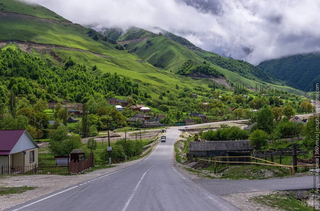 Долина лаутербруннен швейцария 4k. Австрийские альпы. Горный аул на кавказе. Населенные пункты в горной местности. Населенные пункты в горной местности.