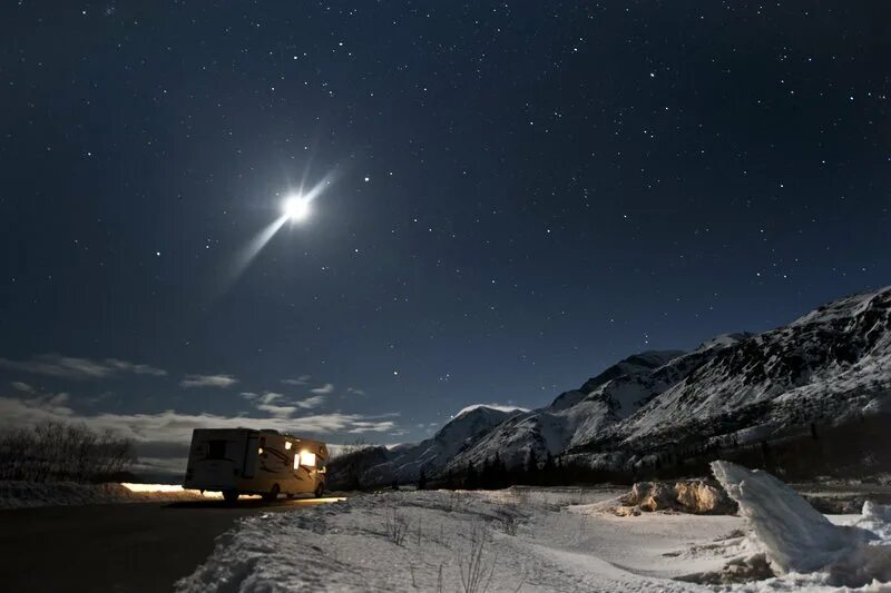 Солнце в полночь в городе. Красное солнце. Город в лучах солнца. Солнце в полночь в городе. Солнце в полночь в городе.