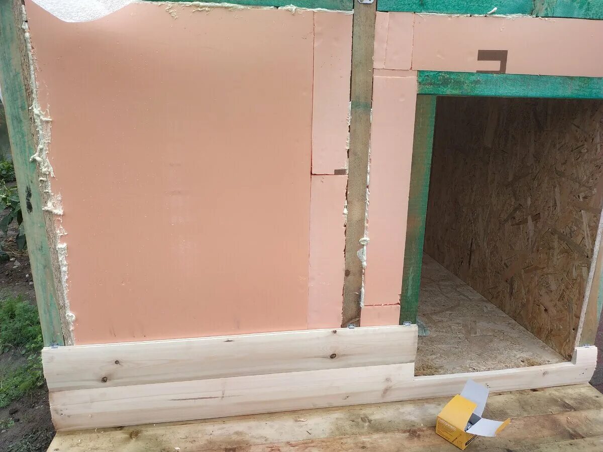 Чем утеплить собачью будку. Теплоизоляция для будки. Пенополистирол в будку для собаки. Теплоизоляция для будки. Будка для собаки утепленная своими руками.