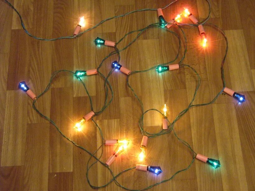 на сколько лампочек есть гирлянды. на сколько лампочек есть гирлянды. старые елочные гирлянды. на сколько лампочек есть гирлянды. необычные гирлянды.