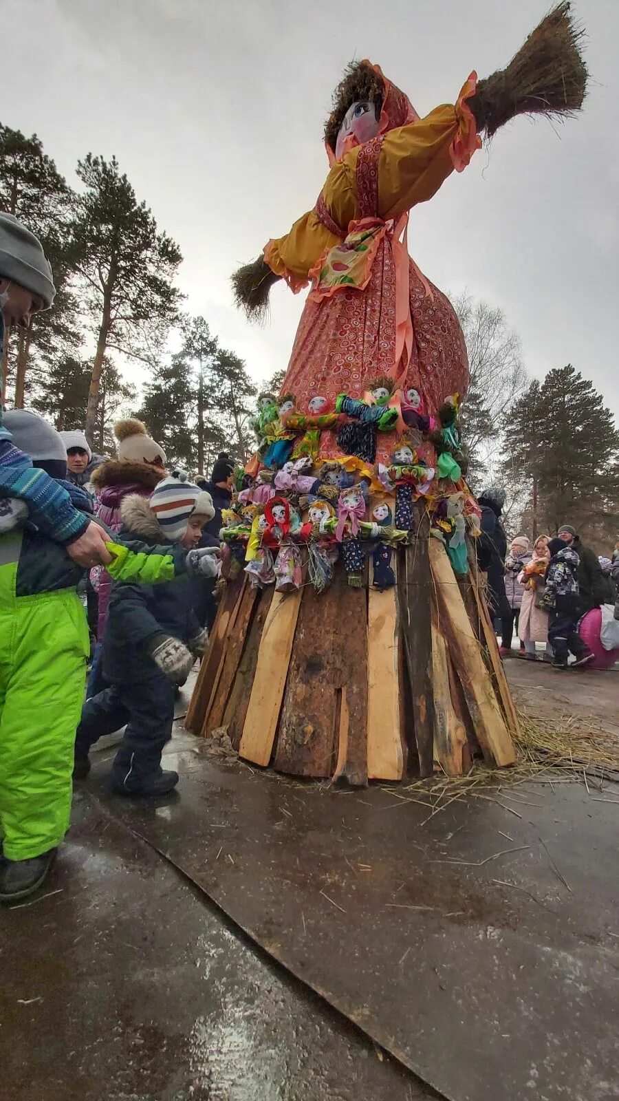 Сожжение чучела на масленицу. Масленица дни празднования названия. Праздник масленица. Месяц масленицы. Празднование масленицы.