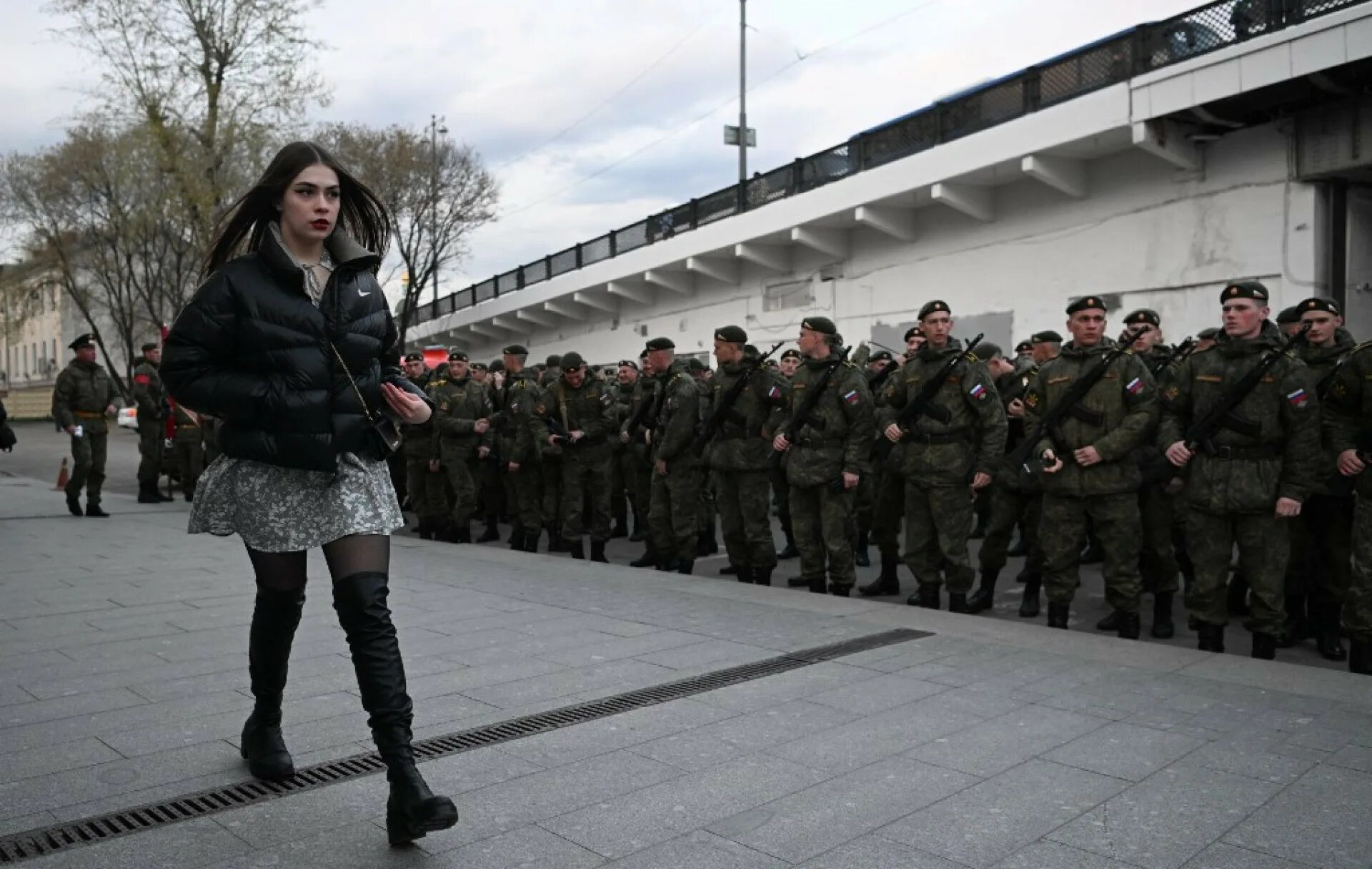 Погода в москве 28 мая 2025. Репетиция парада 2025 в москве. репетиция парада победы 2025 в москве. репетиция парада победы 2025. ночная репетиция парада 2025 в москве.