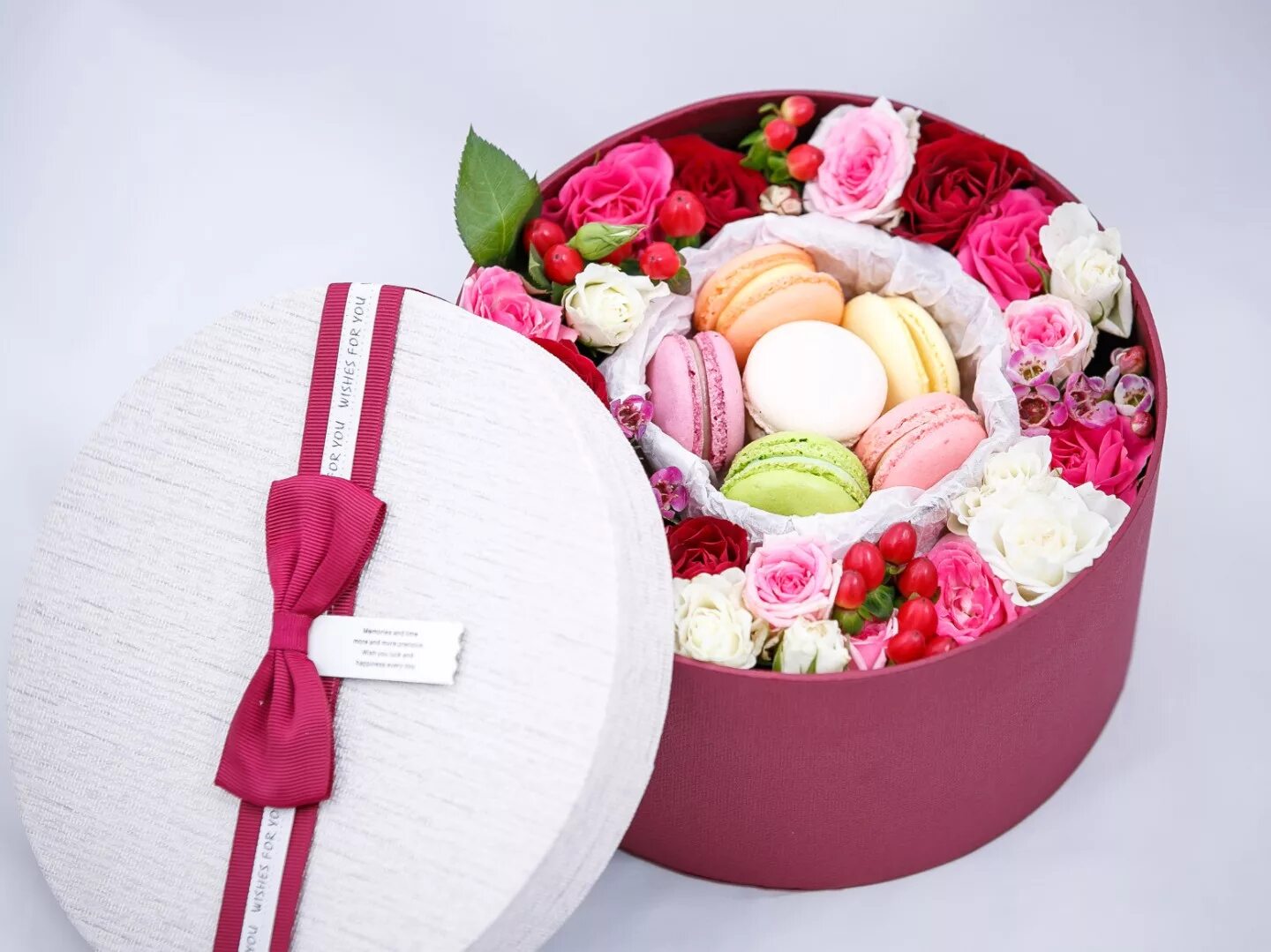Подарки по цветам. Коробка с цветами. Коробочки с цветами и сладостями. Коробка с цветами и конфетами. Цветы со сладостями в коробке.