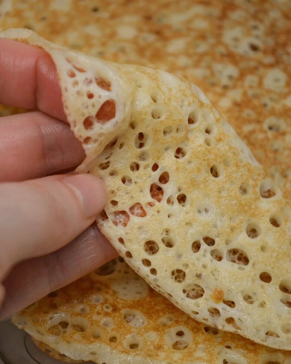 Блины с дырочками фото. Блинчики с дырочками. Блинчики тонкие с дырочками. Блины тонкие с дырочками. Ажурные блинчики.