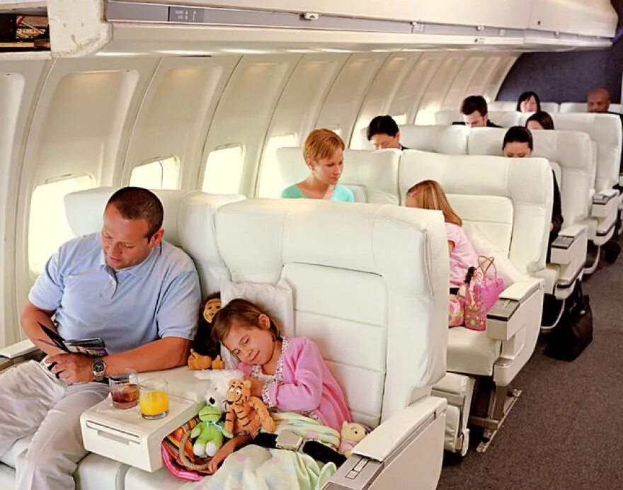 Самолет для детей. Путешествие на самолете. Места в самолете для младенцев. Места для детей в самолете. Дети в самолете до скольки лет