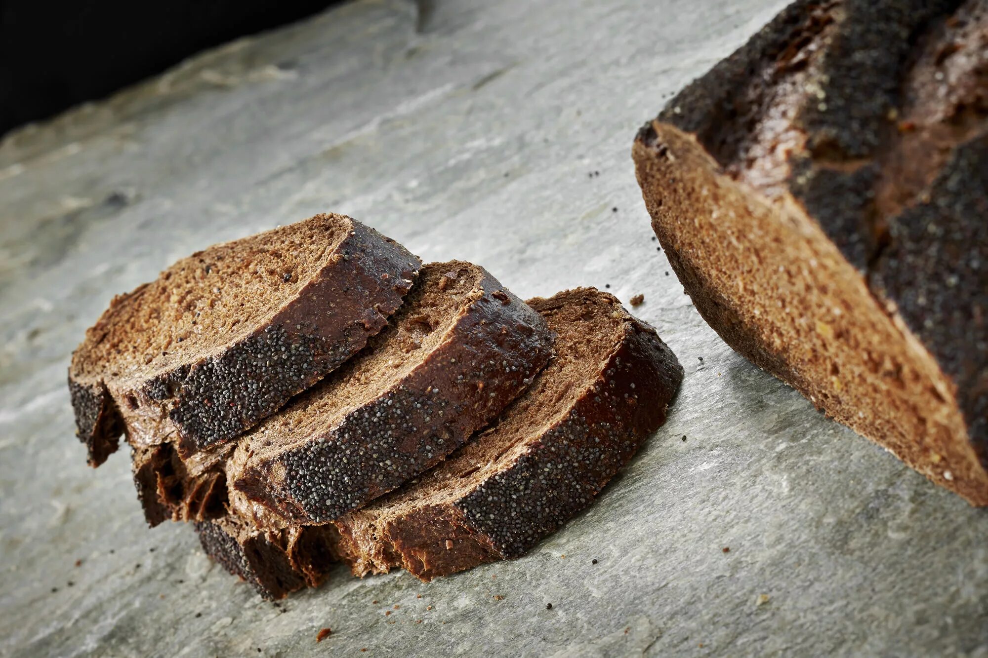 Копченый хлеб. Черный хлеб Алексин. Ржаной хлеб. Хлеб черный бездрожжевой. Кусок хлеба.