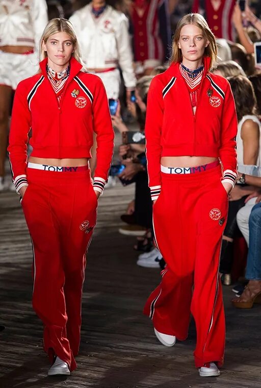 Спортивный костюм томми хилфигер. Томми Хилфигер красный спортивный костюм. Спортивный костюм Томми Хилфигер женский. Красный костюм Томми Хилфигер. Tommy Hilfiger спортивный костюм женский.