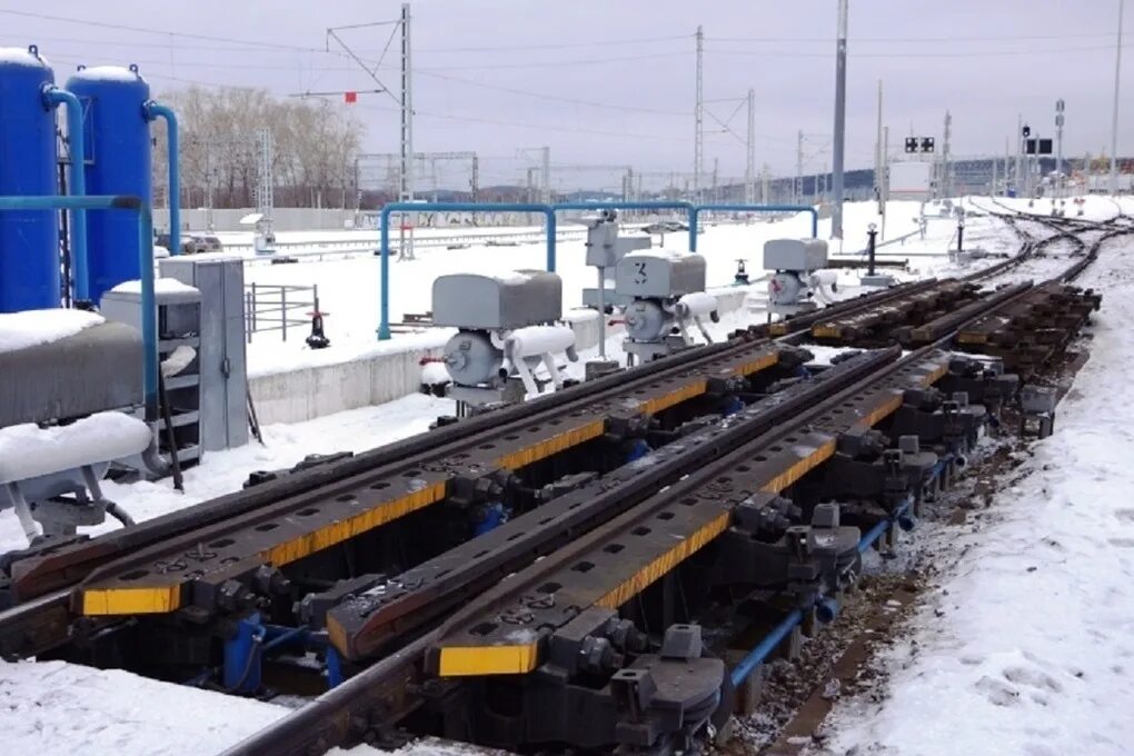 Вагон метро на пути к искусству. Станция шум. Шумозащитный забор ржд. Станция шум. Станция шум.