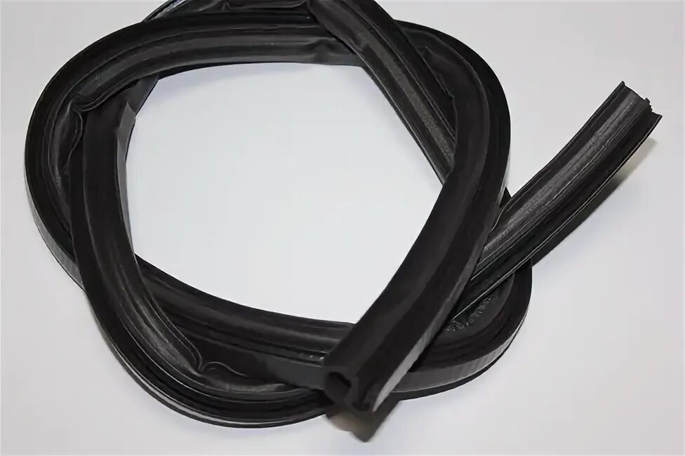 Уплотнители на задние двери форд транзит 2006. Уплотнитель проема задней двери. Уплотнитель двери задка d c,jhtнива шевроле. 3221-6307126 уплотнитель. Проема.