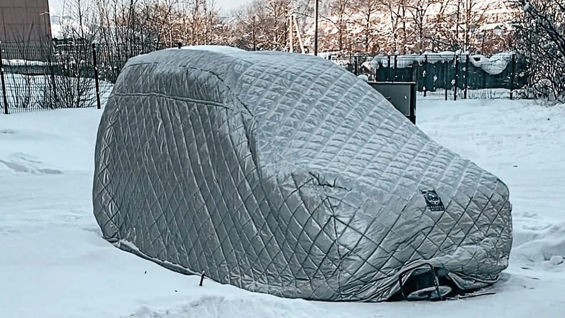 Портативный гараж для автомобиля. Тент для автомобиля зимний. Зимний чехол гараж на машину. Накидка на автомобиль от снега. Тёплый чехол для автомобиля.