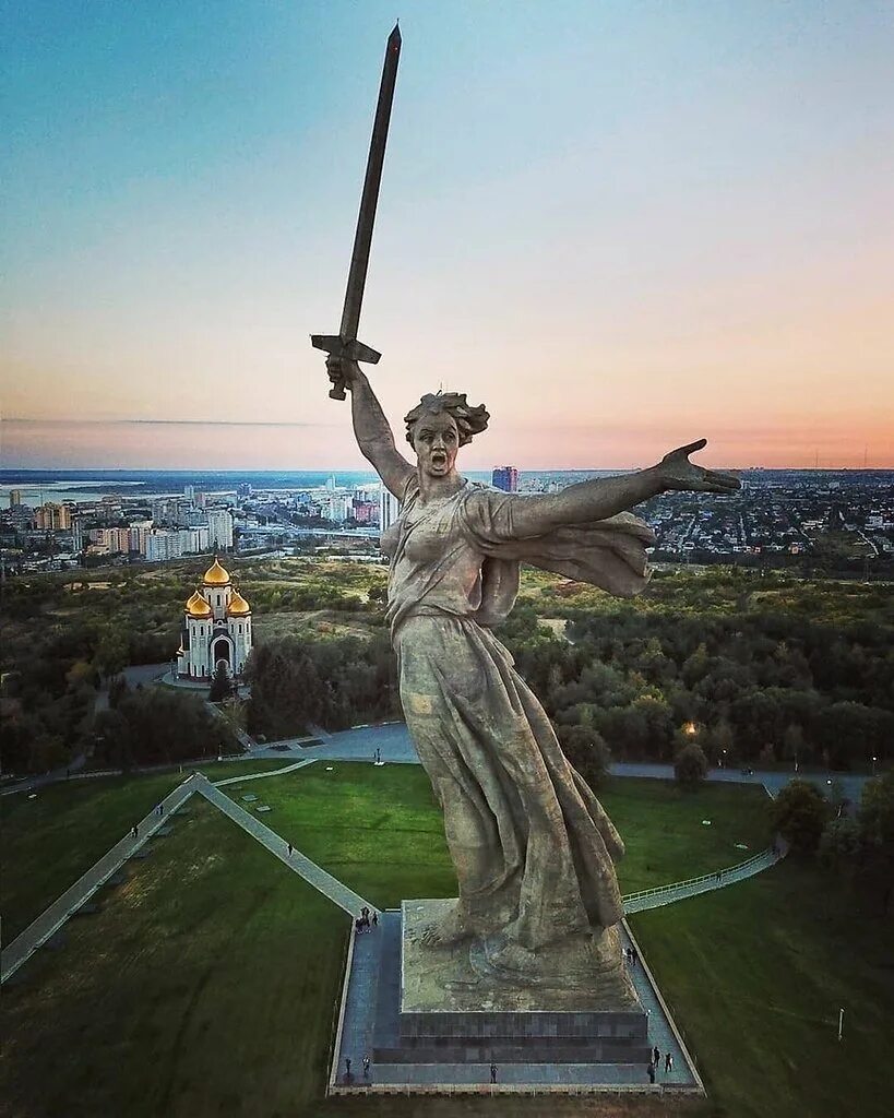 Мамаев курган где находится в каком. Монумент родина мать в волгограде. скульптура на мамаевом кургане родина-мать. памятник родина мать в волгограде. мамаев курган волгоград.