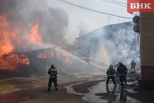 Пожар в эжве вчера. Пожар в Краснозатонском Сыктывкар. Полиция пожар БНК Коми пожарные. Горел завод Сыктывкар Краснозатонский. Михаил пожаров Сыктывкар.