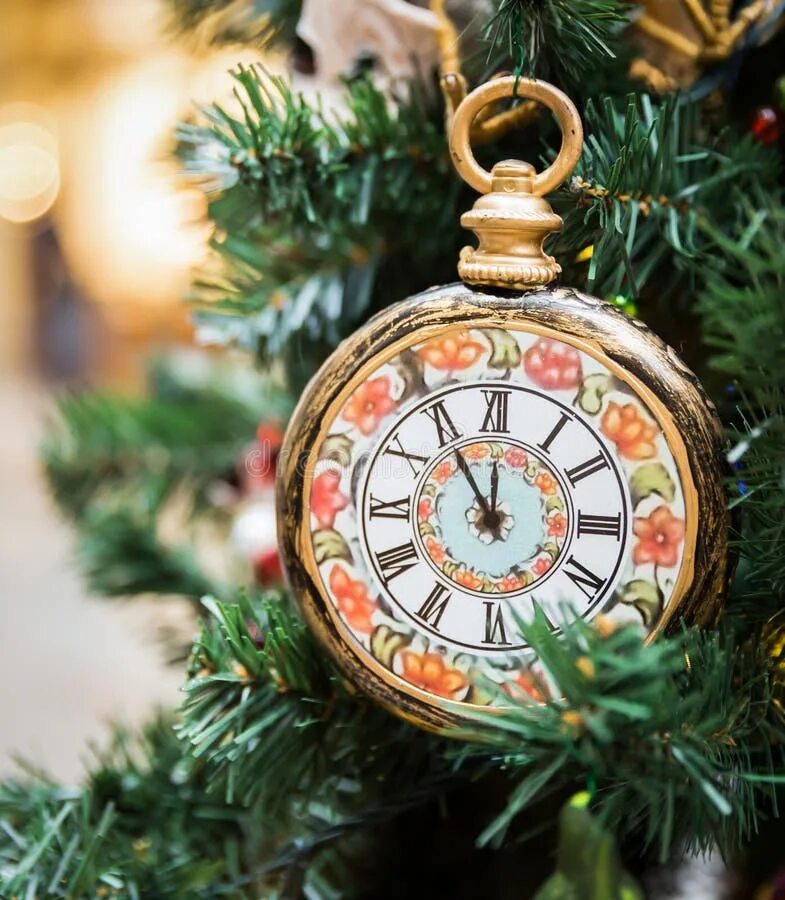 5 минут нового дня. Часы новогодние. Новогодние куранты. Красивые часы новый год. С новым годом часы.
